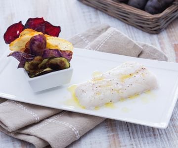 Bacalhau no vapor com cúrcuma e chips de legumes