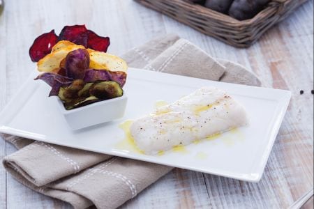 Bacalhau no vapor com cúrcuma e chips de legumes
