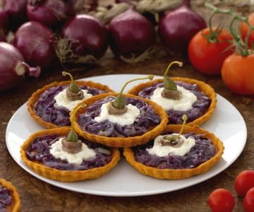 Tarteletes com cebolas caramelizadas e stracciatella