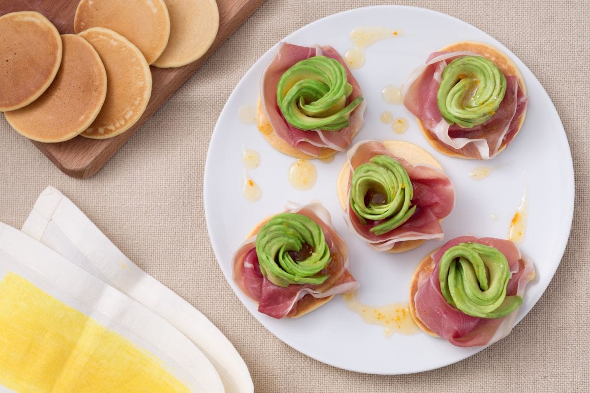 Entrada de presunto cru e abacate