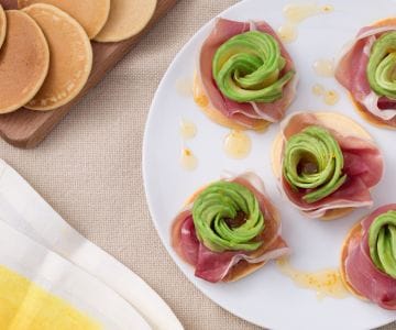 Entrada de presunto cru e abacate