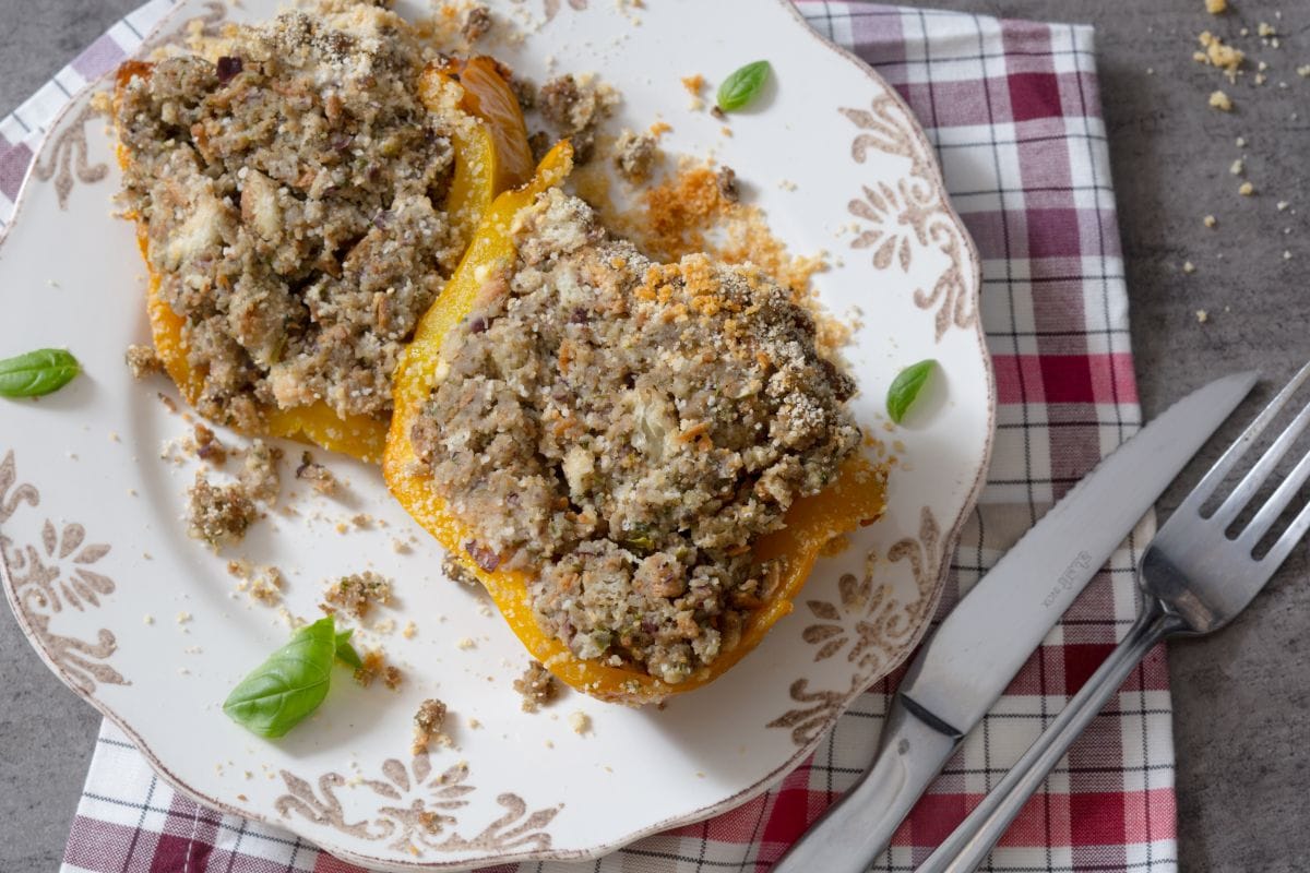 Pimentões recheados à napolitana