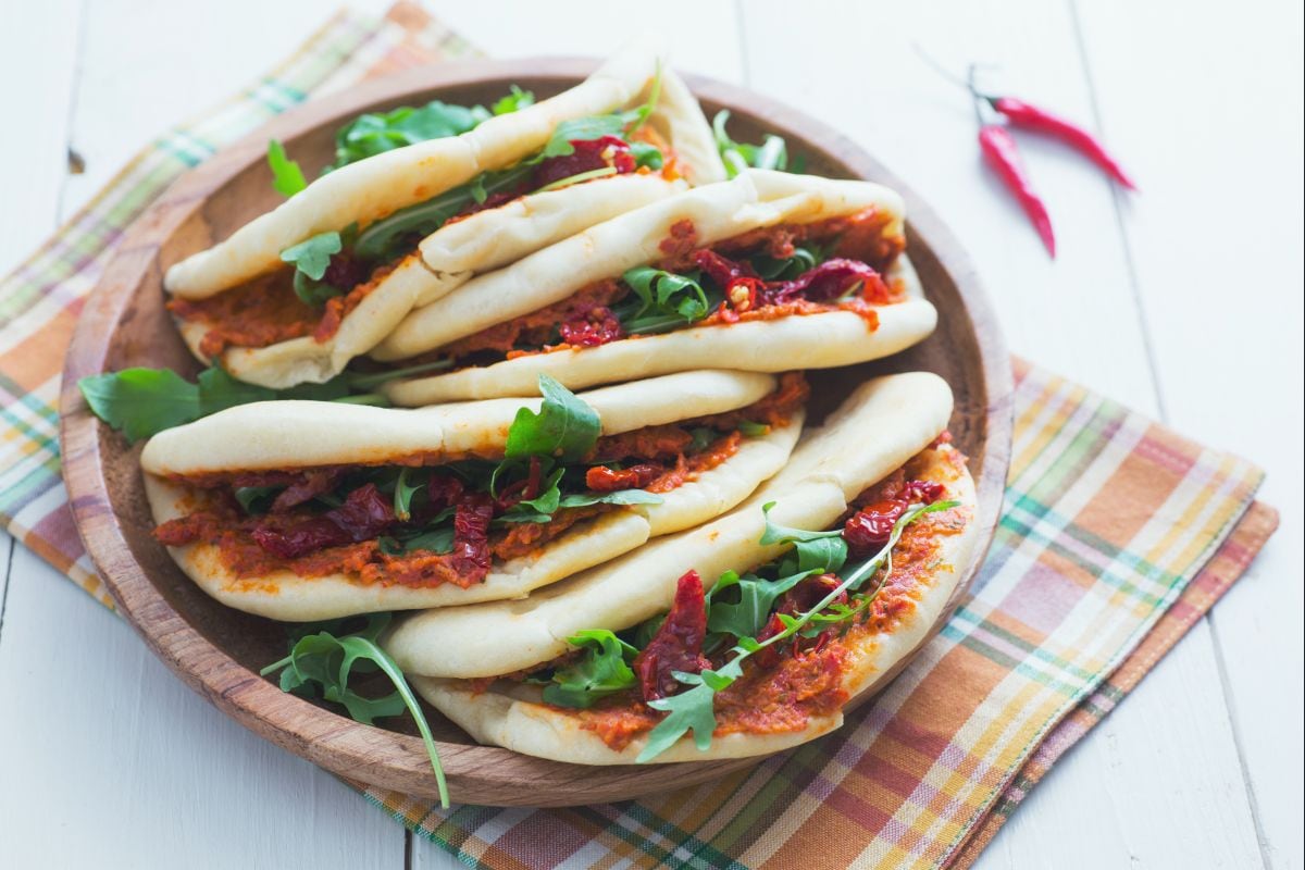 Pita com hummus de tomate seco