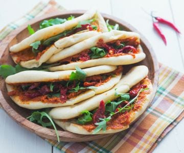 Pita com hummus de tomate seco
