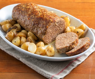 Rocambole de carne assado