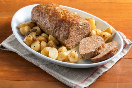 Rocambole de carne assado