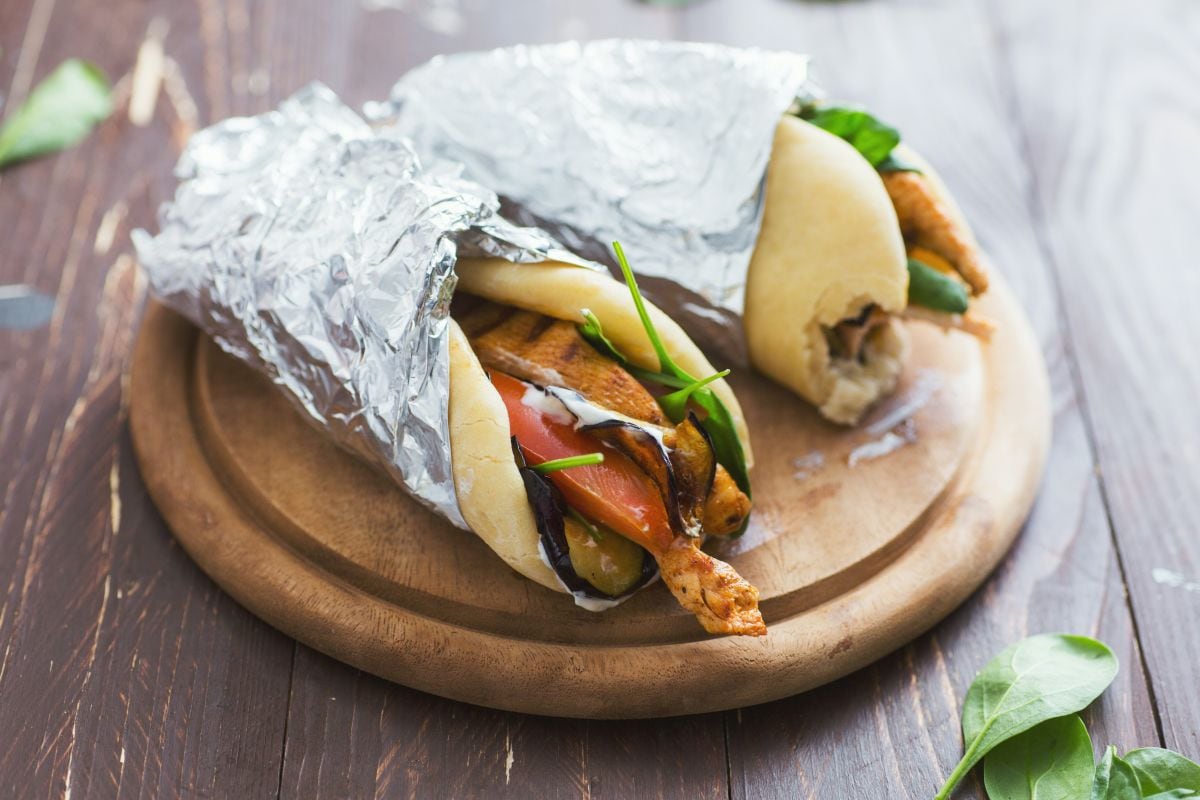 Pita com berinjela e frango