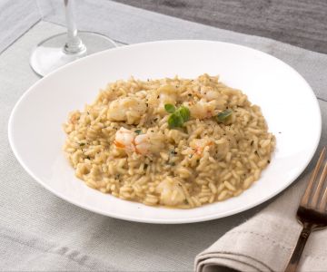 Risoto de alcaçuz e camarões