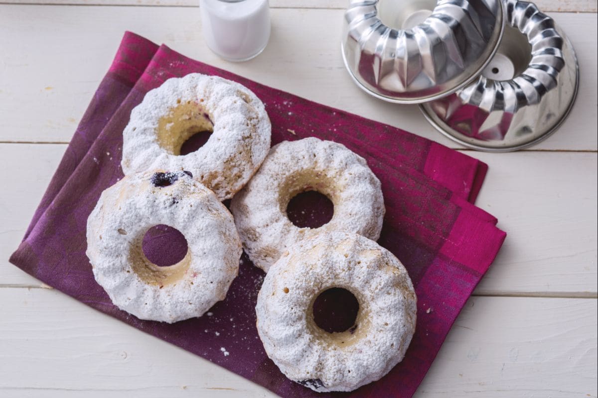 Rosquinhas de coco e frutas vermelhas