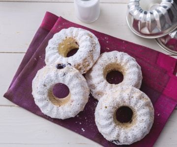 Rosquinhas de coco e frutas vermelhas