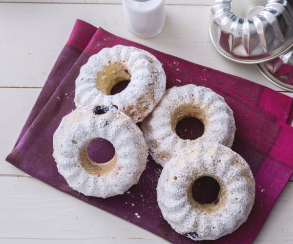 Rosquinhas de coco e frutas vermelhas