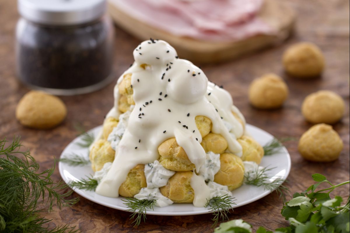 Profiteroles salgados com creme de queijo gruyère