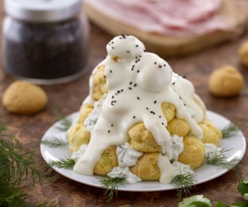 Profiteroles salgados com creme de queijo gruyère