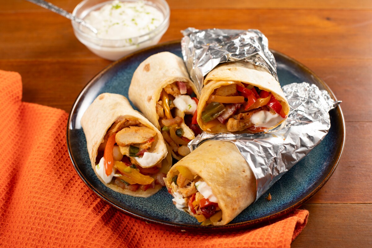 Fajitas de frango e cubos de bacon defumado