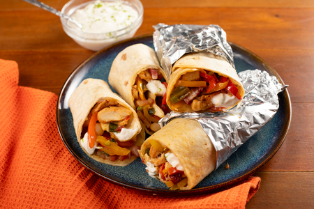 Fajitas de frango e cubos de bacon defumado