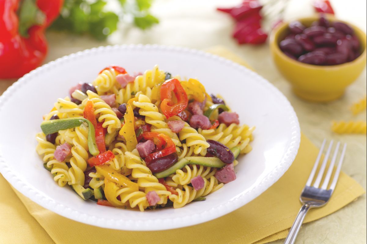 Salada de macarrão rústica e cubos de bacon defumado