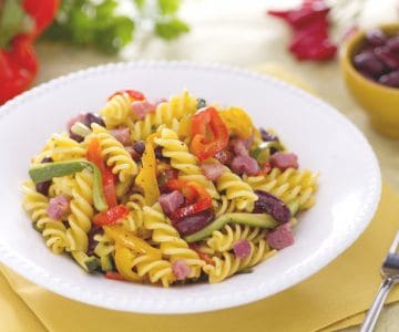 Salada de macarrão rústica e cubos de bacon defumado