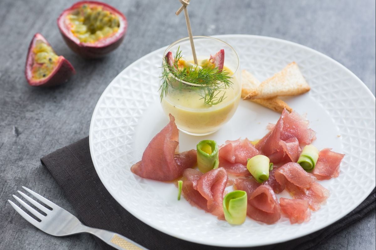 Carpaccio de atum com molho de maracujá