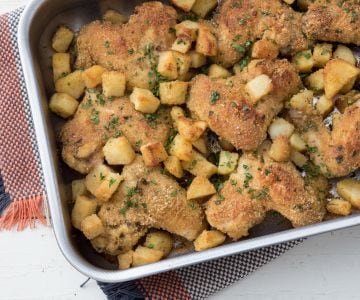 Asas de frango e batatas saborosas