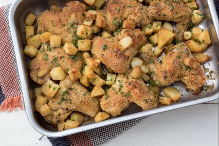 Asas de frango e batatas saborosas