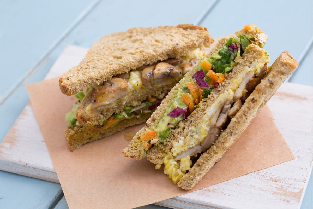 Club sandwich com ovos mexidos