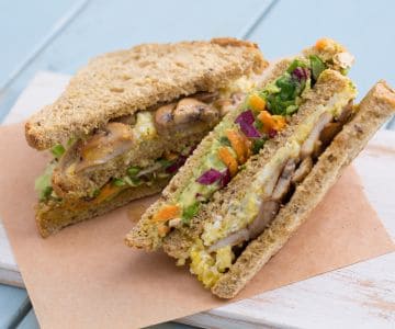 Club sandwich com ovos mexidos