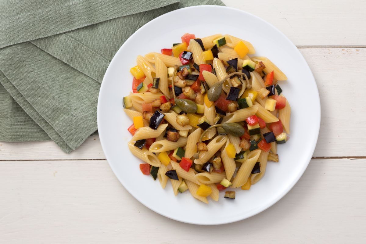 Pasta fria com caponata de legumes