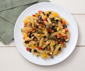 Pasta fria com caponata de legumes