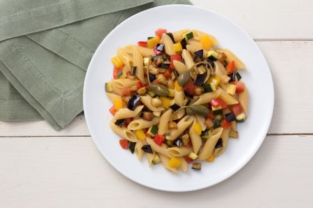 Pasta fria com caponata de legumes