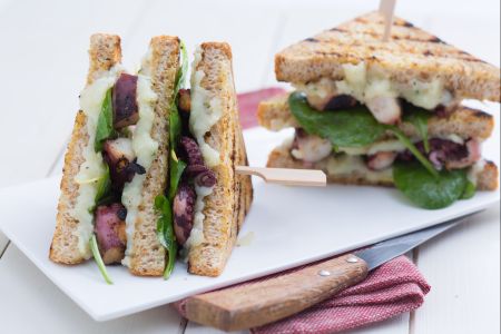 Club sandwich com polvo e batatas