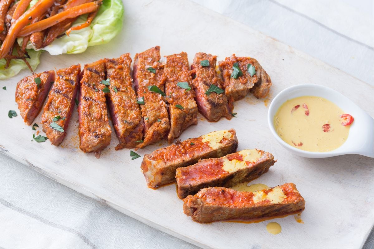 Tagliata de carne bovina aos dois curries