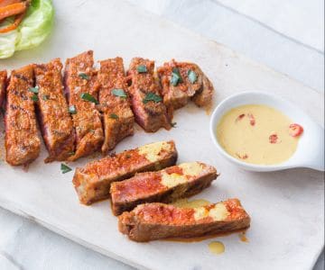 Tagliata de carne bovina aos dois curries