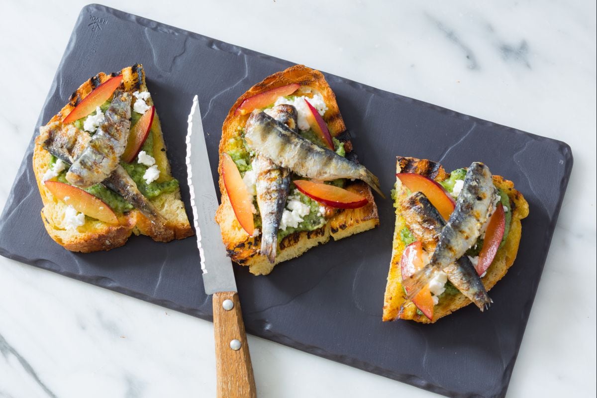 Bruschettas com pesto de ervas e sardinhas grelhadas