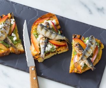 Bruschettas com pesto de ervas e sardinhas grelhadas