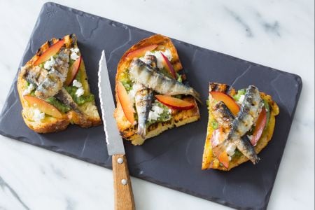 Bruschettas com pesto de ervas e sardinhas grelhadas