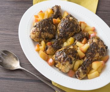 Coxas de frango assadas com maçãs