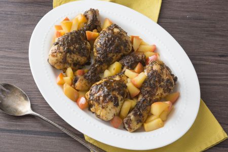 Coxas de frango assadas com maçãs