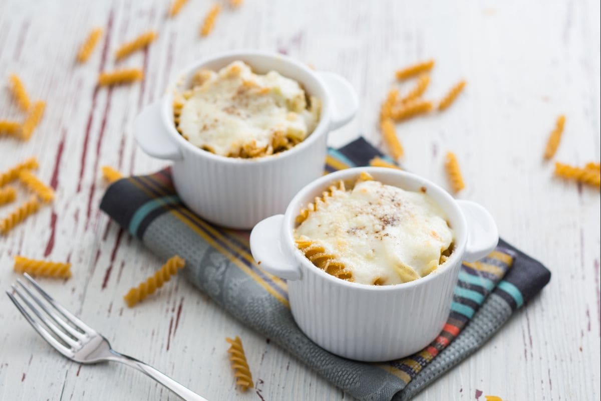 Macarrão gratinado com erva-doce e molho bechamel