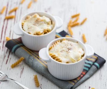 Macarrão gratinado com erva-doce e molho bechamel