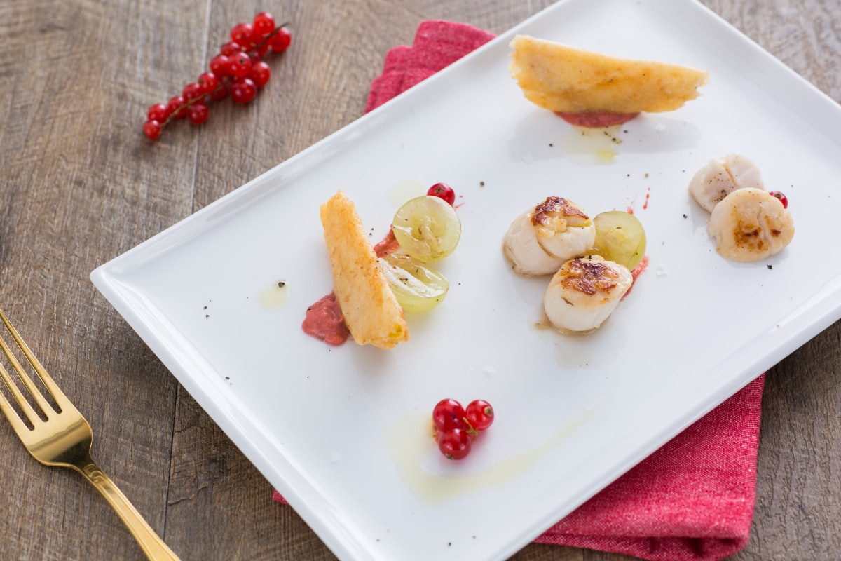 Vieiras e peras em massa folhada de Grana Padano