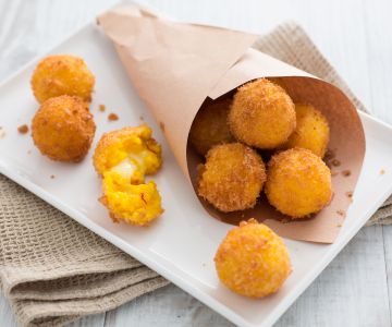 Croquetes de arroz amarelo com stracchino