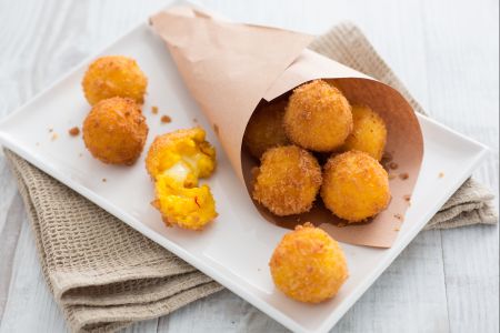 Croquetes de arroz amarelo com stracchino