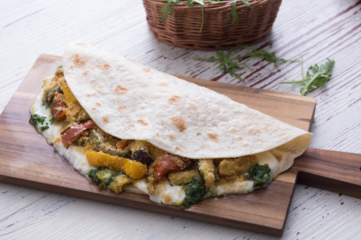 Piadina com legumes gratinados
