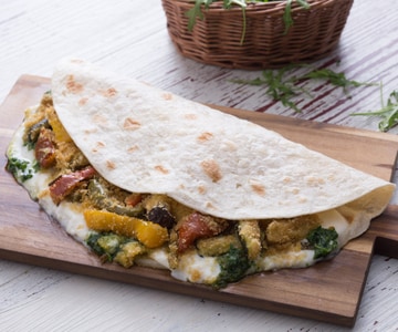 Piadina com legumes gratinados