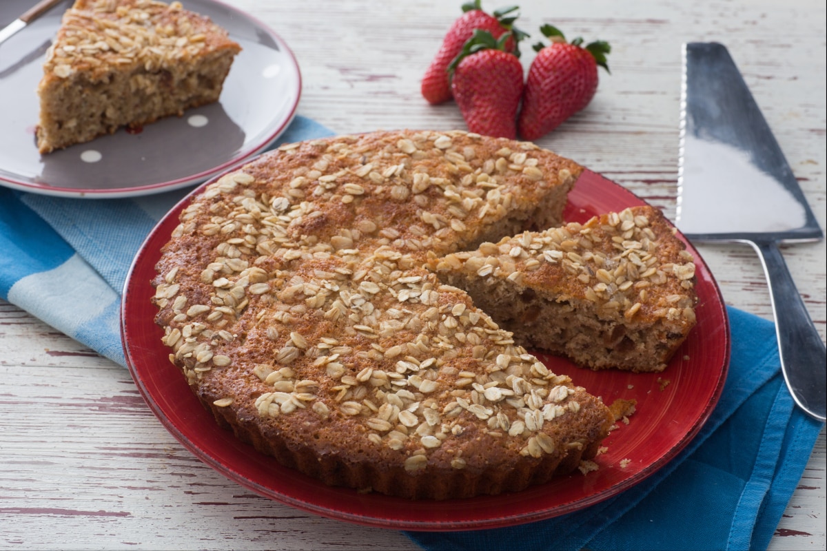 Bolo sem lactose com iogurte, aveia e passas