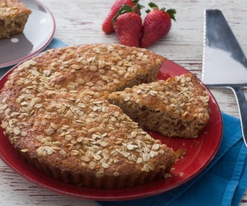 Bolo sem lactose com iogurte, aveia e passas