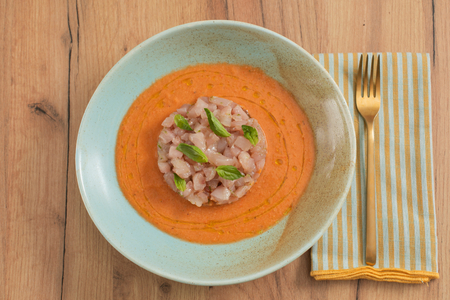 Gazpacho com tartare de peixe-espada