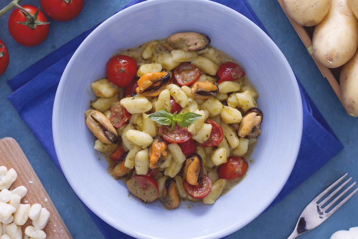 Chicche com tomatinhos pesto e mexilhões