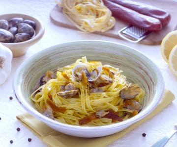 Tagliatelle com bottarga, vongole e limão