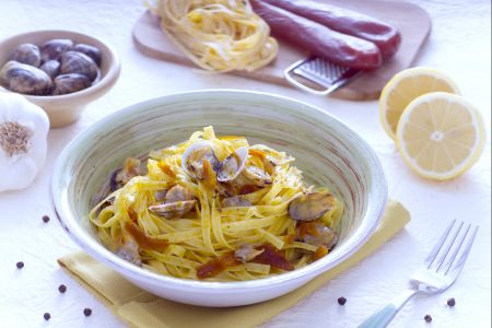 Tagliatelle com bottarga, vongole e limão